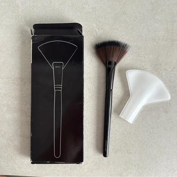 Laura Mercier Fan Powder Brush - Picture 3 of 7